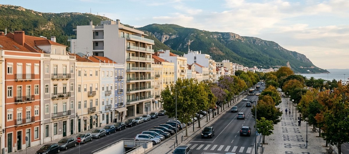 Vista urbana de Setúbal con la sierra de Arrábida al fondo — imagen ilustrativa
